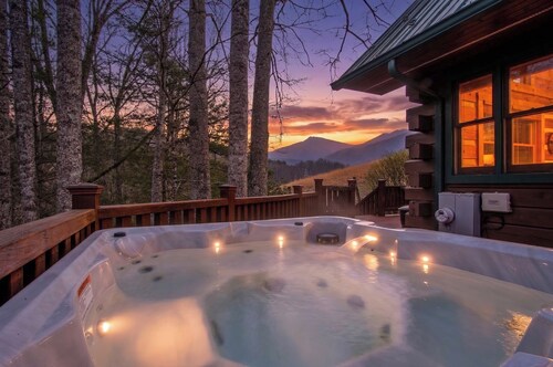 Charming Mtn Cabin, Hot Tub+Fire Pit, Grill, 5 Min to Town, WiFi, Pet friendly!