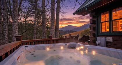 Charming Mtn Cabin, Hot Tub+Fire Pit, Grill, 5 Min to Town, WiFi, Pet friendly!