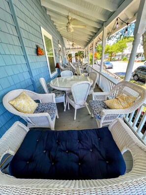 Outdoor dining - Ocean Block Rehoboth Beach House 7 Primary Suites Parking/Courtyard (Rehoboth Beach)