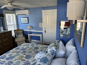 6 bedrooms, desk, iron/ironing board, travel cot - Ocean Block Rehoboth Beach House 7 Primary Suites Parking/Courtyard (Rehoboth Beach)