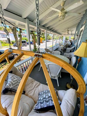Outdoor dining - Ocean Block Rehoboth Beach House 7 Primary Suites Parking/Courtyard (Rehoboth Beach)