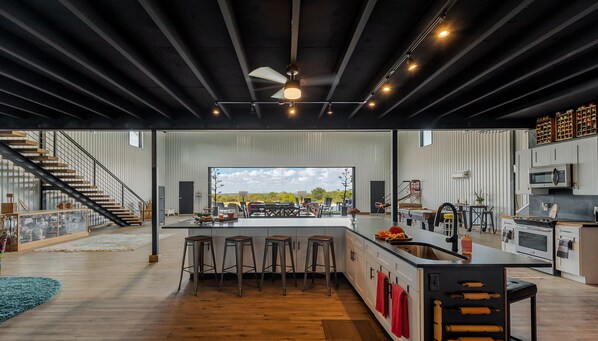 Kjøleskap, mikrobølgeovn, ovn og kokeplater