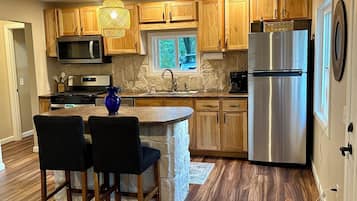 Frigorífico, microondas, horno y placa de cocina