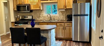 Charming 2-bedroom cottage with Lake Access to School Section Lake