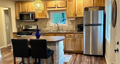 Charming 2-bedroom cottage with Lake Access to School Section Lake