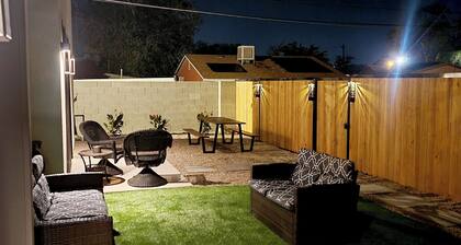 Charming 2-bedroom townhome in wonderful Downtown Albuquerque with Wi-Fi, AC,