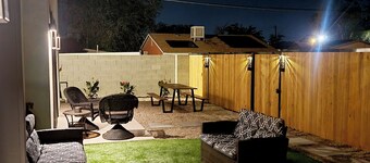 Charming 2-bedroom townhome in wonderful Downtown Albuquerque with Wi-Fi, AC,