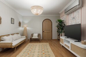 Smart TV - "Hot Tub on the Pyramid view, 2 bedroom with AC, WiFi in Giza, a Bohemian dream (Giza)