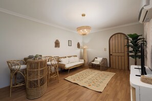 Smart TV - "Hot Tub on the Pyramid view, 2 bedroom with AC, WiFi in Giza, a Bohemian dream (Giza)