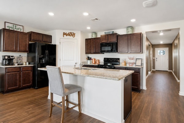 Coffee/tea maker, fridge, microwave, oven