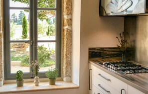 Kjøleskap, ovn, kokeplater og oppvaskmaskin