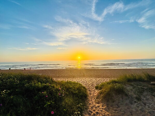 In Strandnähe, Liegestühle, Strandtücher