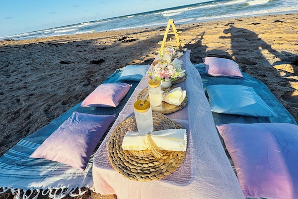 Plage à proximité, chaises longues, serviettes de plage