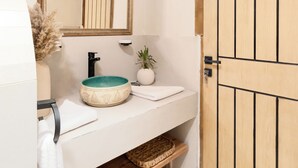 Shower, hair dryer, towels, soap - "Grand Museum view: Earthy historic1-bedroom apartment in Giza with AC, WiFi (Giza)