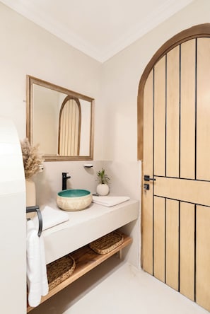 Dusche, Haartrockner, Handtücher, Seife