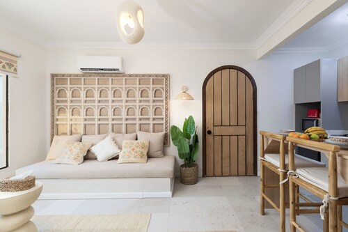 "Grand Museum view: Earthy historic1-bedroom apartment in Giza with AC, WiFi