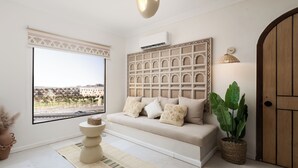 Smart TV, video library - "Grand Museum view: Earthy historic1-bedroom apartment in Giza with AC, WiFi (Giza)