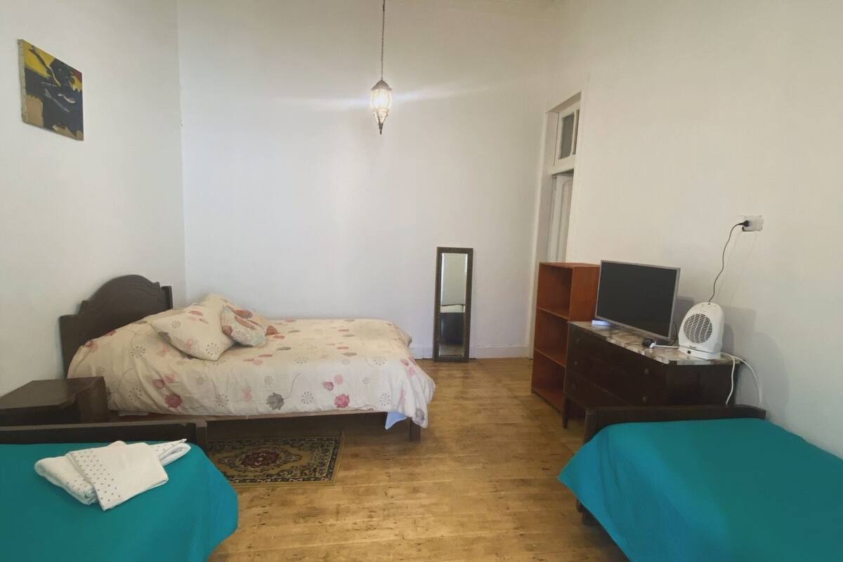 Chambre Classique Double ou avec lits jumeaux | Wi-Fi gratuit, décoration personnalisée, draps fournis