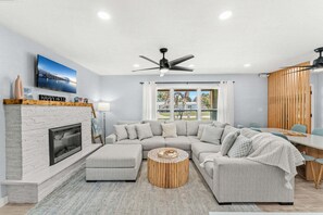 Smart-TV, Kamin, Tischtennisplatte