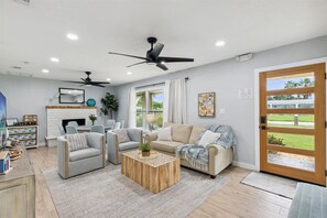 Smart TV, chimenea y tenis de mesa