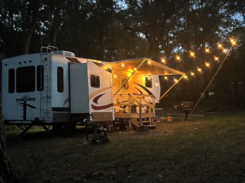 Cozy RV with fire pit on 7 acres in Winder ONLY 20 minutes from the UGA stadium 
