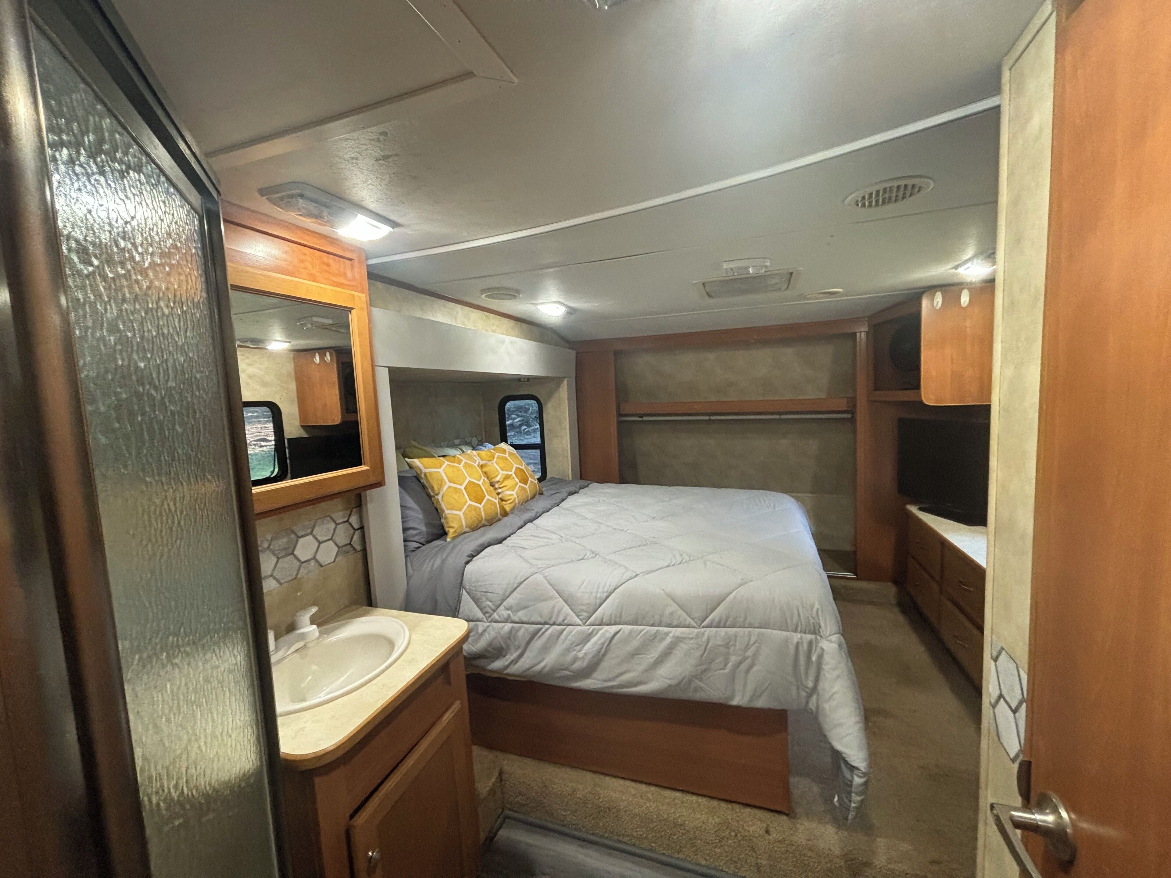 1 bedroom, desk, WiFi, bed sheets