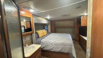 1 bedroom, desk, WiFi, bed sheets
