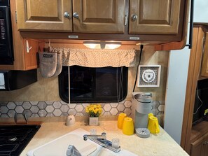 Fridge, microwave, stovetop, coffee/tea maker - Cozy RV with fire pit on 7 acres in Winder ONLY 20 minutes from the UGA stadium  (Winder)