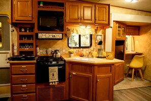 Refrigerador, microondas, parrilla de estufa y cafetera y tetera 