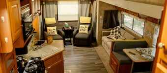 Cozy RV with fire pit on 7 acres in Winder ONLY 20 minutes from the UGA stadium 