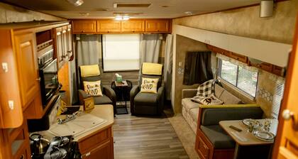 Cozy RV with fire pit on 7 acres in Winder ONLY 20 minutes from the UGA stadium