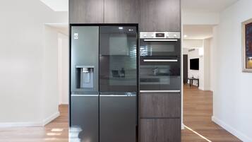 Frigorífic, microones, forn i placa de cuina