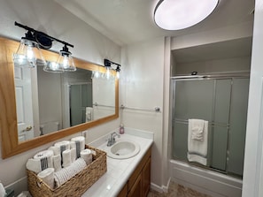 Douche, séchoir à cheveux, bidet, serviettes fournies