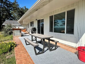 Outdoor dining - Lakefront Ranch with Hot Tub and WiFi in Crescent City (Crescent City)