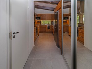 Geladeira, micro-ondas, lava-louças