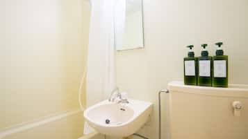 Secadora de cabello, bidet, toallas, jabón