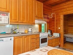 Refrigerador, microondas, lavavajillas, utensilios de cocina