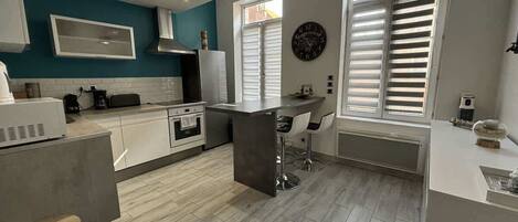 Een koelkast, een microgolfoven, een oven, een kookplaat