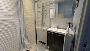Shower, hair dryer - Le Bleuet, entre les places (Arras)