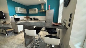 Fridge, microwave, oven, stovetop - Le Bleuet, entre les places (Arras)