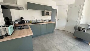 Mikrobølgeovn, ovn, kokeplater og oppvaskmaskin