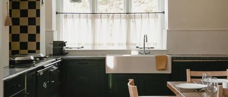 House, Patio, Garden View | Private kitchen | Electric kettle, toaster