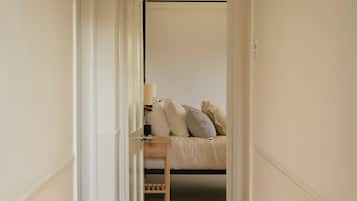 5 bedrooms, iron/ironing board, free WiFi