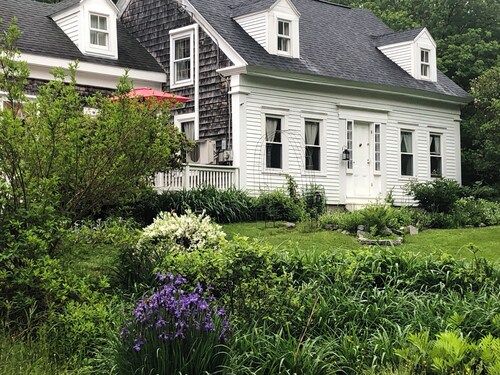 Bedrm charming, antiques, 1st fl w/wo b'fast; Blue Hill Pen priv bath, Acadia