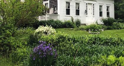 Bedrm charming, antiques, 1st fl w/wo b'fast; Blue Hill Pen priv bath, Acadia