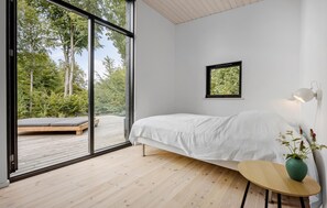 4 bedrooms, iron/ironing board, free WiFi