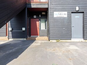 A building with a red door and a sign that reads 'SKIVILLAS Ukkohallantie 26'. - Skivillas 47 ukkohalla (a8) by Interhome (Hyrynsalmi)