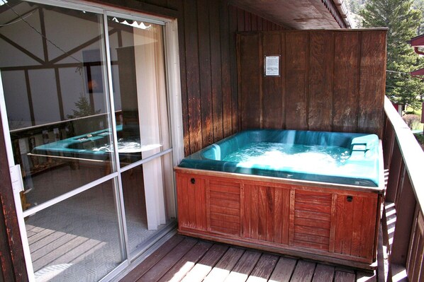 Outdoor spa tub - Deluxe Suite with Hot Tub and River View (Estes Park)