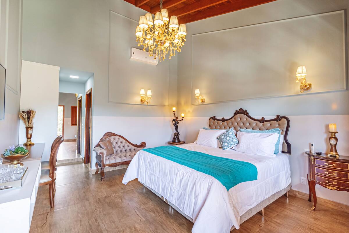 Habitación Deluxe doble, 1 cama de matrimonio | Ropa de cama de alta calidad, minibar, decoración individual