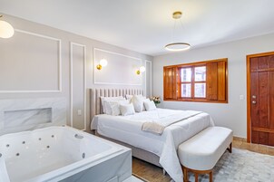 Habitación de lujo doble, 1 cama de matrimonio, bañera de hidromasaje | Ropa de cama de alta calidad, minibar, decoración individual